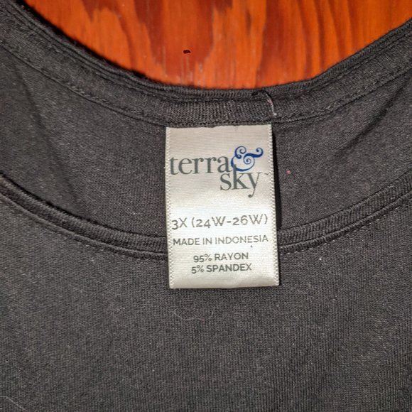 24w-26w terra&sky cold shoulder top black - Picture 2 of 2